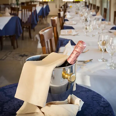 Tritone מלון קאורלה