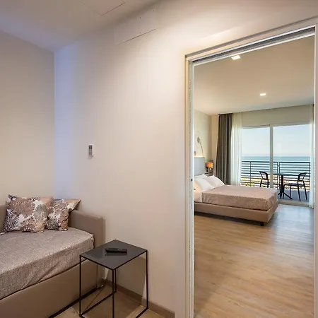 Tritone מלון קאורלה