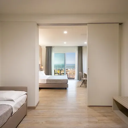 Tritone מלון קאורלה