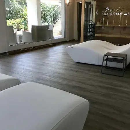 Tritone קאורלה